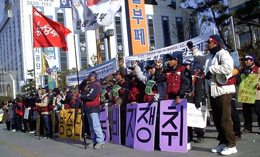 이주노동자와 학생 등 100여명은 11일 낮 12시30분 서울지방노동청 앞에서 단속추방 중단을 촉구하는 집회를 열고 한국정부를 강력히 규탄했다 